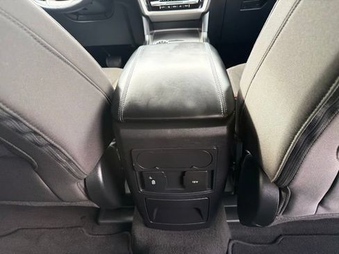 Used 2023 Ford Explorer XLT AWD/4WD image 38
