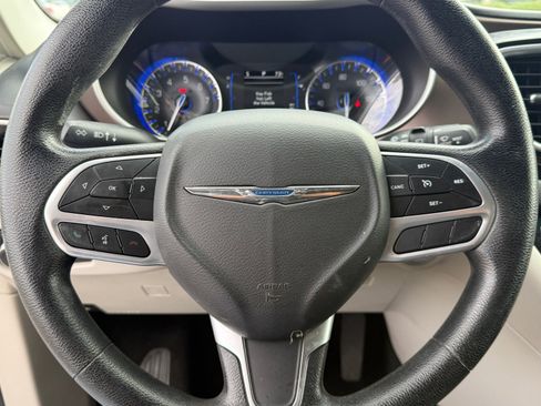 Used 2021 Chrysler Voyager Lxi image 13