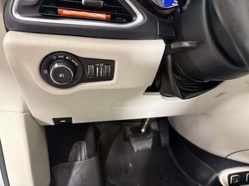 Used 2020 Chrysler Pacifica Limited FWD image 14
