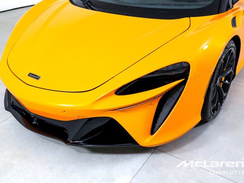 Used 2025 McLaren Artura Spider image 30
