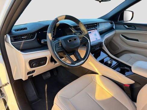 Used 2024 Jeep Grand Cherokee L Limited w/ Black Appearance Package image 27