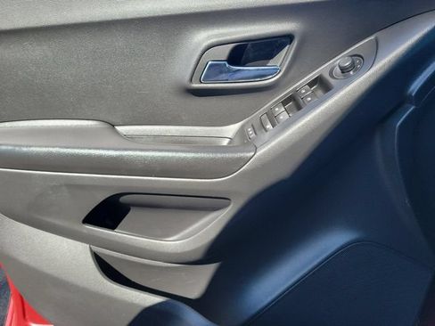 Used 2022 Chevrolet Trax LT w/ LT Convenience Package FWD image 19