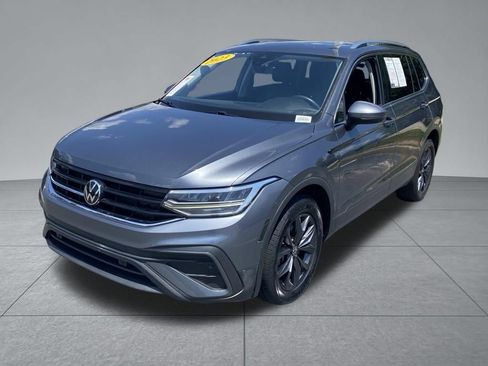 Used 2023 Volkswagen Tiguan SE w/ Panoramic Sunroof Package FWD image 2