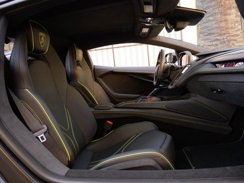 Used 2025 Lamborghini Revuelto AWD/4WD image 8