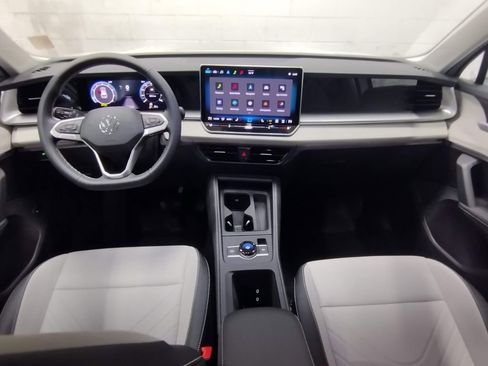 Used 2025 Volkswagen Tiguan SE FWD image 37