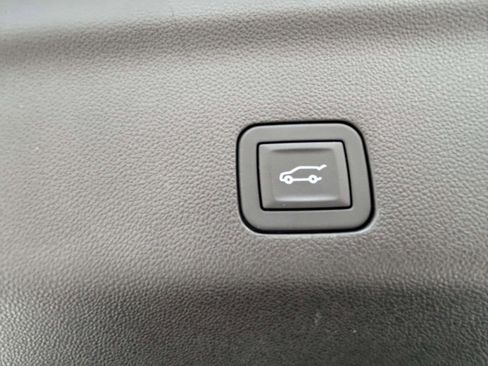 Used 2025 Chevrolet Tahoe Z71 w/ Comfort Package image 18