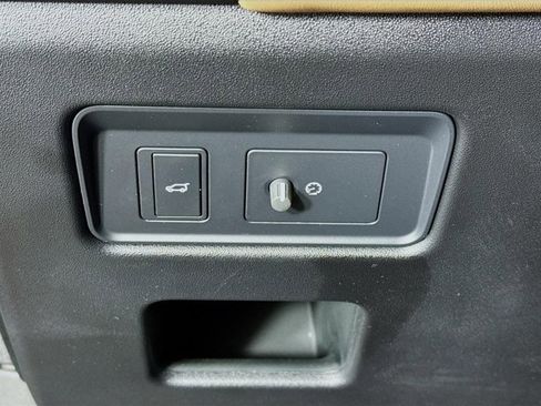 Used 2025 Land Rover Discovery Metropolitan Edition image 10