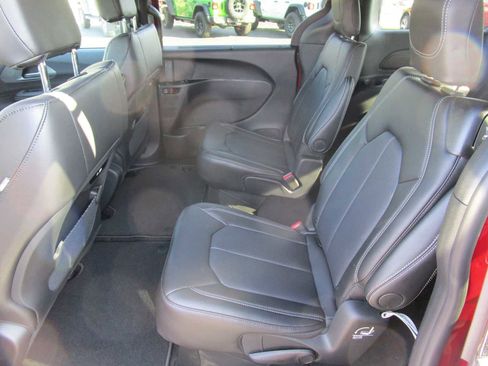 New 2025 Chrysler Pacifica Select image 18