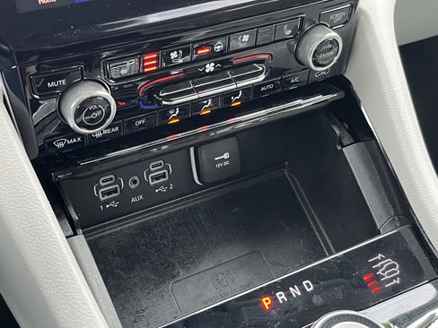 Used 2022 Jeep Grand Cherokee Overland w/ Luxury Tech Group IV image 31