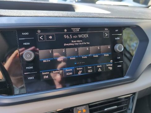 Used 2023 Volkswagen Taos SE w/ Panoramic Sunroof Package image 14