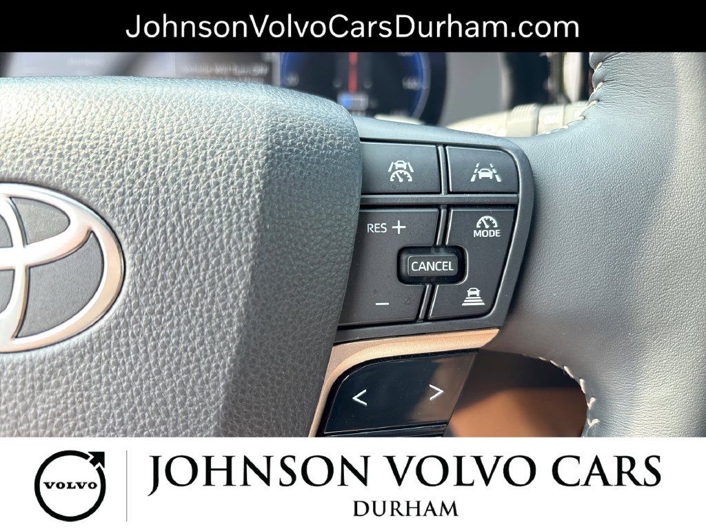 Used 2025 Toyota Crown Signia AWD/4WD image 18