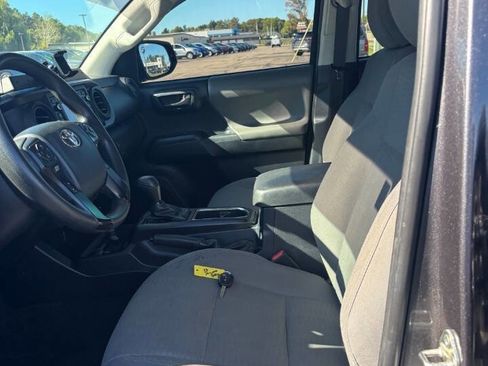 Used 2019 Toyota Tacoma SR image 3