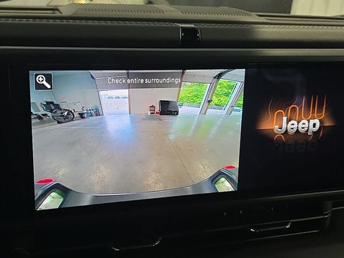 Used 2025 Jeep Gladiator Rubicon AWD/4WD image 25