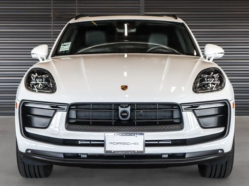 Certified 2026 Porsche Macan AWD/4WD image 8