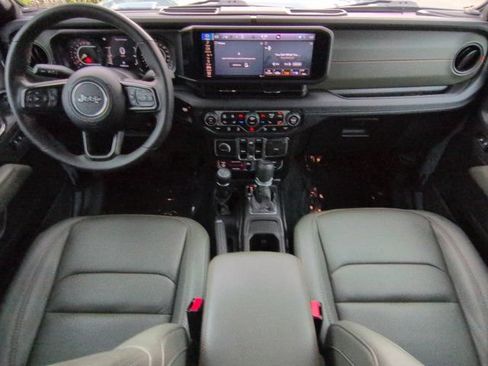 Used 2024 Jeep Gladiator Mojave AWD/4WD image 15