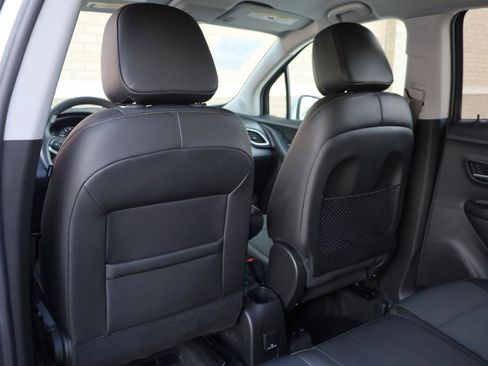 Used 2021 Chevrolet Trax LT w/ LT Convenience Package FWD image 21