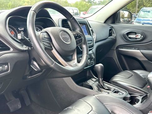 Used 2019 Jeep Cherokee Latitude Plus FWD image 18