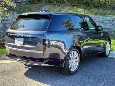 New 2025 Land Rover Range Rover SE image 2