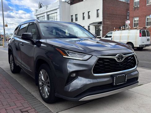 Used 2022 Toyota Highlander Platinum image 3