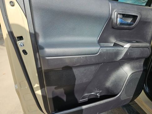 Used 2020 Toyota Tacoma TRD Off-Road image 12