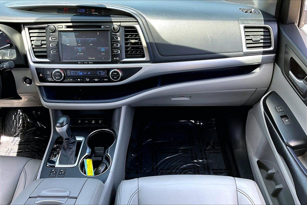 Used 2017 Toyota Highlander XLE AWD/4WD image 26