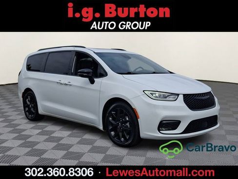 Used 2025 Chrysler Pacifica Limited FWD image 1