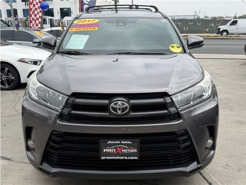 Used 2017 Toyota Highlander SE FWD image 2