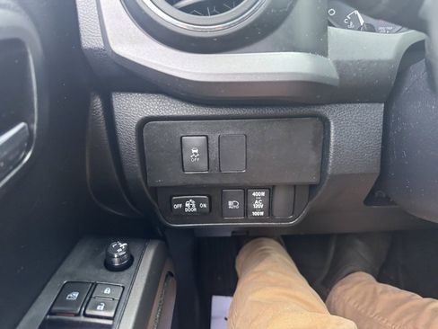 Used 2022 Toyota Tacoma TRD Off-Road image 22