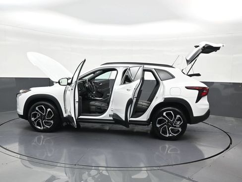 Used 2025 Chevrolet Trax RS FWD image 38