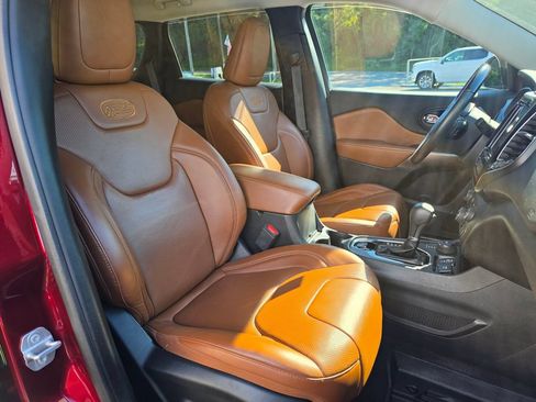 Used 2019 Jeep Cherokee Overland w/ Technology Group AWD/4WD image 26