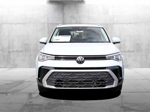 New 2025 Volkswagen Taos SE image 3
