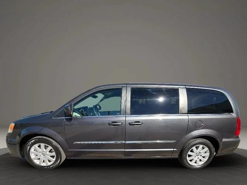 Used 2015 Chrysler Town & Country Touring FWD image 8