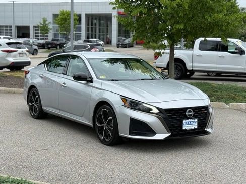Used 2023 Nissan Altima 2.5 SR FWD image 3