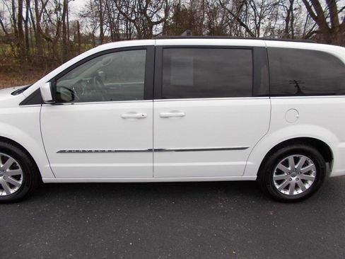Used 2016 Chrysler Town & Country Touring image 6
