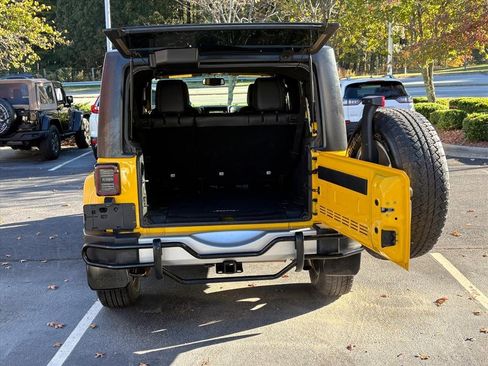 Used 2015 Jeep Wrangler Unlimited Sahara image 25