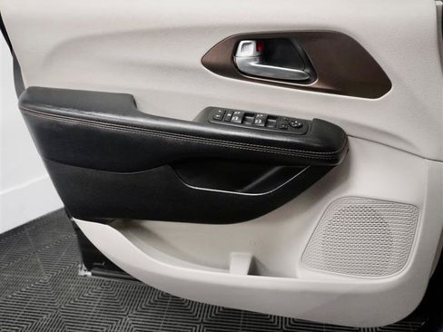 Used 2017 Chrysler Pacifica Touring-L Plus image 30