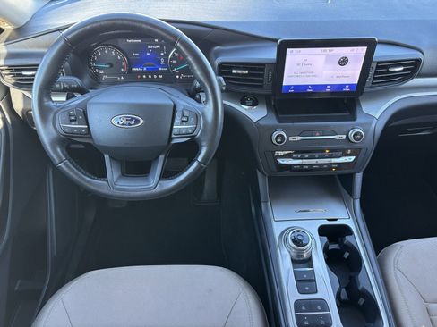 Used 2020 Ford Explorer XLT image 3