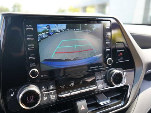 Used 2022 Toyota Highlander XLE AWD/4WD image 26