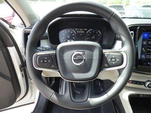 Used 2020 Volvo XC40 T4 Momentum FWD image 26