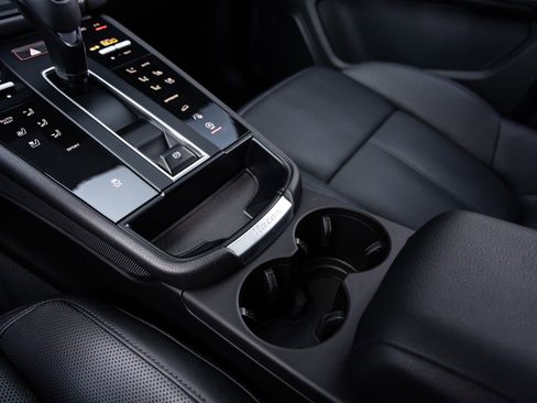Certified 2025 Porsche Macan AWD/4WD image 18