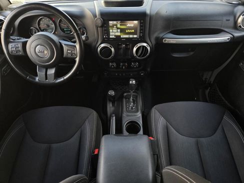 Used 2015 Jeep Wrangler Rubicon w/ Power Convenience Group image 16