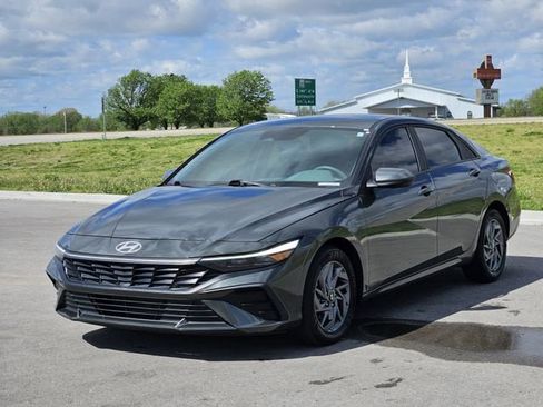 Used 2024 Hyundai Elantra SEL image 3