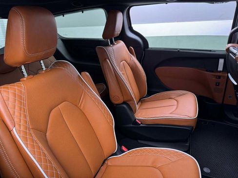New 2026 Chrysler Pacifica Pinnacle image 19