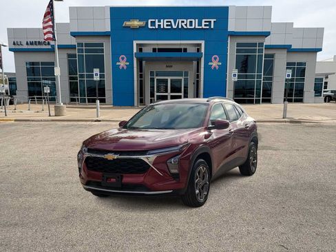 Used 2025 Chevrolet Trax LT FWD image 1