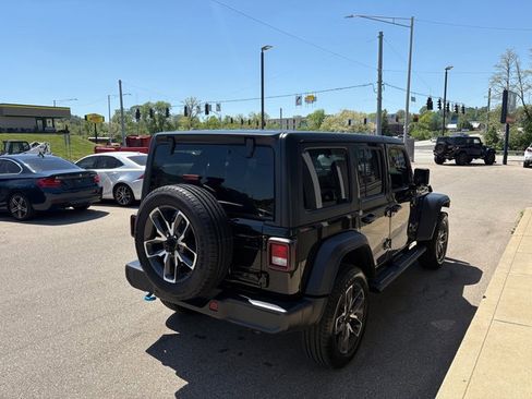 Used 2024 Jeep Wrangler Unlimited w/ Convenience Group AWD/4WD image 5