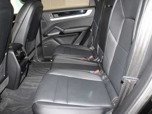 Used 2024 Porsche Cayenne AWD/4WD image 23