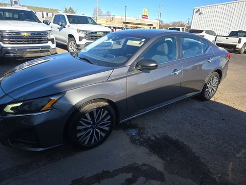 Used 2024 Nissan Altima 2.5 SV image 2