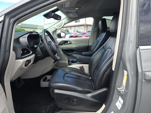 Used 2023 Chrysler Pacifica Touring-L FWD image 12