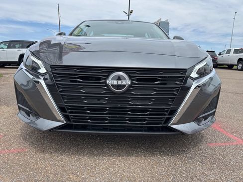 Used 2025 Nissan Altima 2.5 SV FWD image 10