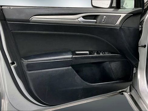 Used 2017 Ford Fusion SE w/ Fusion SE Technology Package image 18